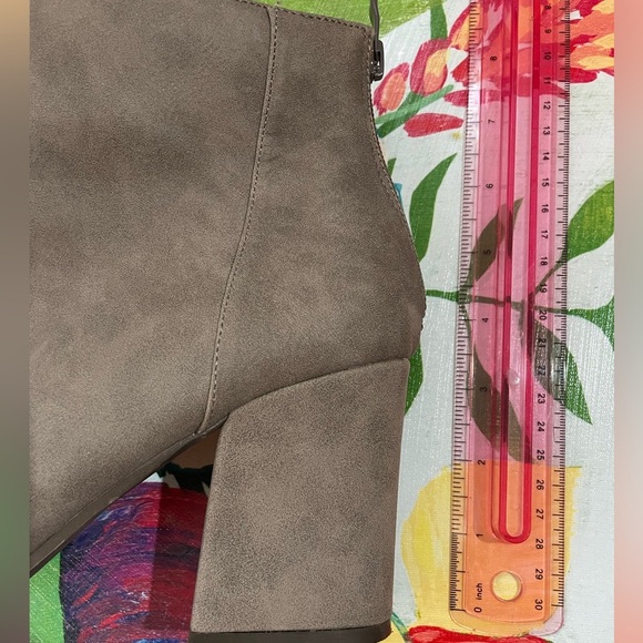 Glaze Taupe 3 1/4” heel boots Size 10 Worn‎ Once - Picture 5 of 7